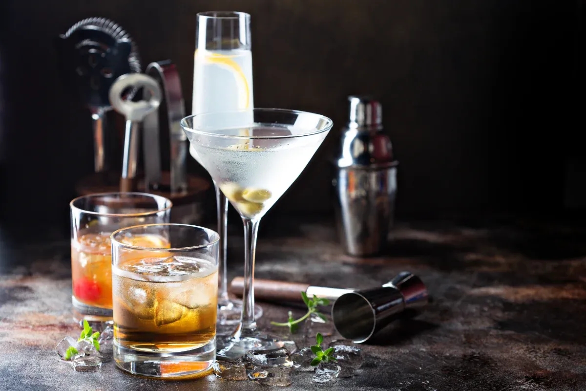 Ratgeber Bild zum Thema: Stilvolle Cocktailgläser – Der ultimative Ratgeber für Hobby-Mixologen