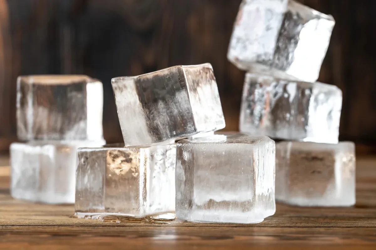 Ratgeber Bild zum Thema: Eiswürfel in Cocktails: Der ultimative Ratgeber für Hobby-Mixologen