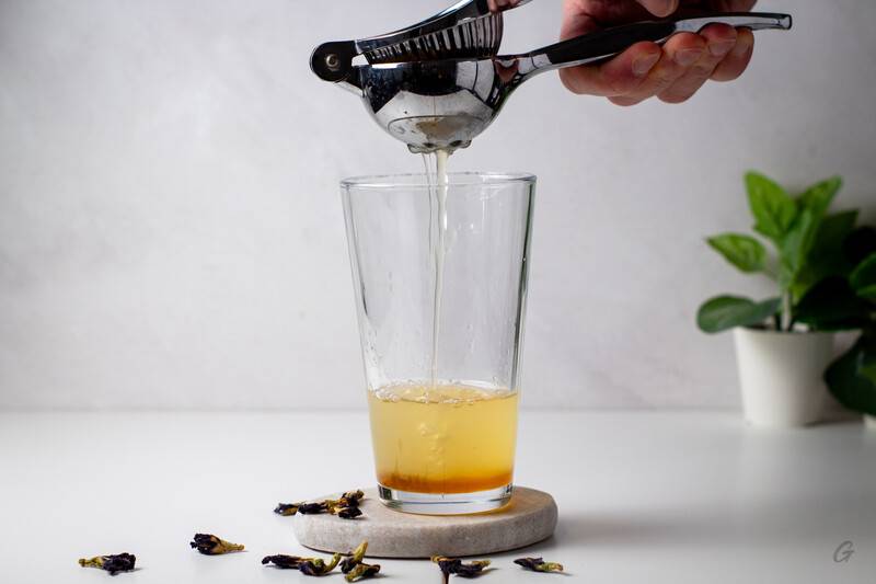 Schritt: Zitronensaft pressen & Shaken