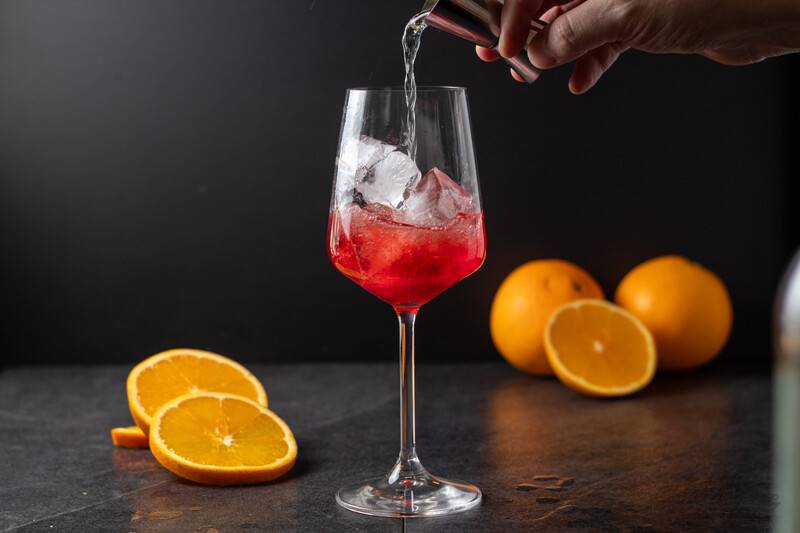 Schritt: Campari und Prosecco