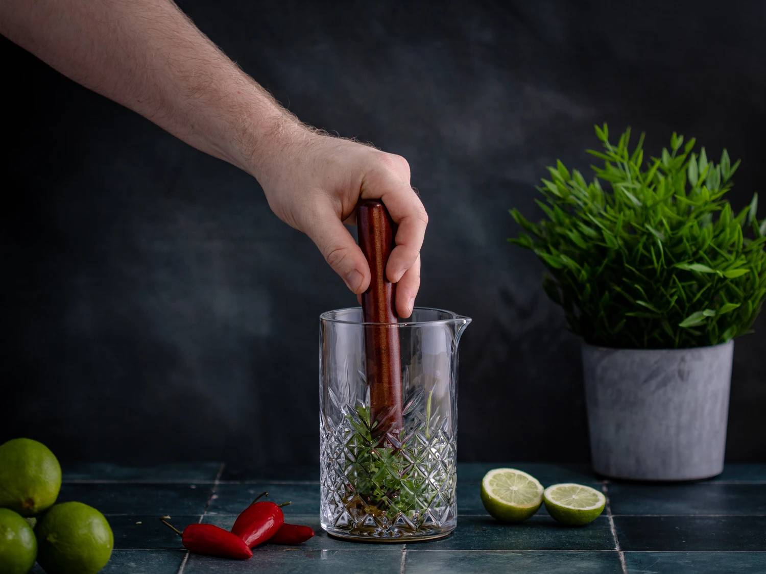 Schritt: Koriander und Jalapeño muddlen