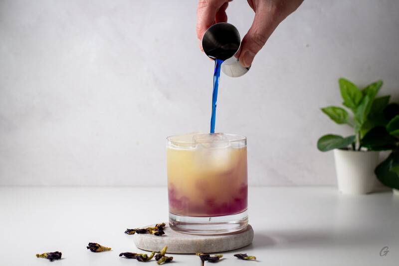 Schritt: Magie mit Butterfly Pea Tea